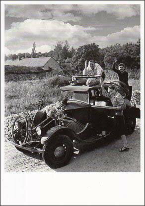 ポストカード モノクロ写真「手を振る車に乗った人たち」105×150mm メッセージカード 郵便はがき ビンテージ ヴィンテージ 年代物