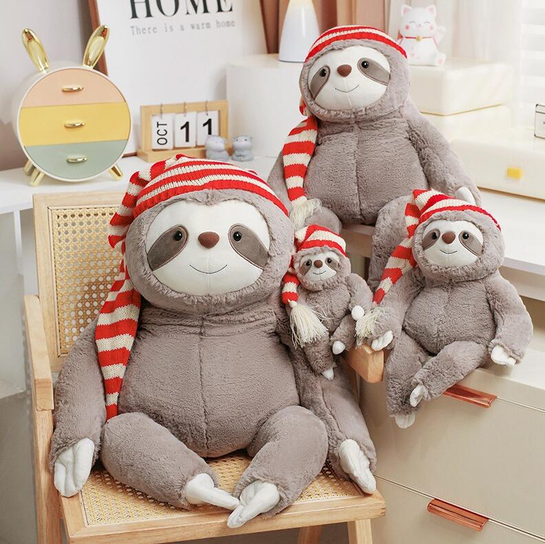 Rakuten - 【送料無料】ナマケモノ ぬいぐるみ リアル なまけもの 抱き枕 クリスマス飾り 帽子 癒し系 動物 アニマル おもちゃ 置物 もふもふ 柔らかい 抱きまくら 誕生日 プレゼント