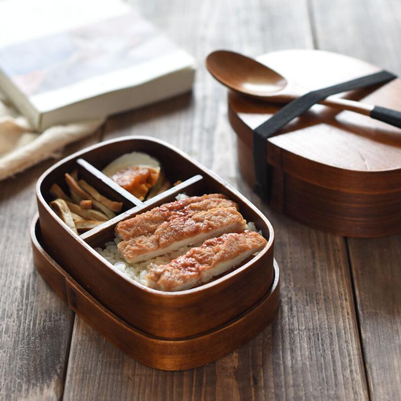 商品詳細 商品内容 弁当箱 商品特徴 弁当箱 仕様 付属品：無し 素材:木製 生産国：中国 サイズ サイズ（cm）： 写真のとおり ●形、色、質感が、商品ページ上と実物で異なって見える場合がございます。予めご了承くださいませ。 商品について： ※製造中（縫製、染色など）により商品において色味や柄、サイズに若干の誤差や、生地を織る際に糸の継ぎ目や多少のほつれ等が生じる場合がございますが、品質上の問題ではございませんのでご了承の上お買い求めくださいませ。 ※手作り商品でございますから、画像と若干異なる場合も御座います。 ※モデルに使用している小物、アクセサリ等はセット内容に含まれません。 ※発送上の状態によって商品がシワになる場合がございます。予めご了承くださいませ。 発送について： ※即納商品以外で、メーカーから取り寄せを致しますので、7日間前後お時間を頂いております。 ※在庫確認、配送状況、休日を間にする事により、予定より遅くなる可能性がございます。 ※当店ではラッピングのサービスを行っておりません、ご了承くださいませ。 メールについて： ※メール返信とご注文対応は、平日10：00〜18：00頃に対応しております。 ※携帯メールでの登録は迷惑メールによりメールが届かない場合がございます。 返品について： ※返品ご希望の際は商品到着から7日以内に必ず当店までご連絡をお願いいたします。 ※ご連絡がない場合の返品はご遠慮ください。 ※ご連絡を頂けましたらスムーズに対応できますので、ご協力いただけますようお願い申し上げます。送料について※★複数在庫、追加可、何点でも同梱配送は可能です。北海道・沖縄・離島への配送は商品によって異なる別途送料がかかります。
