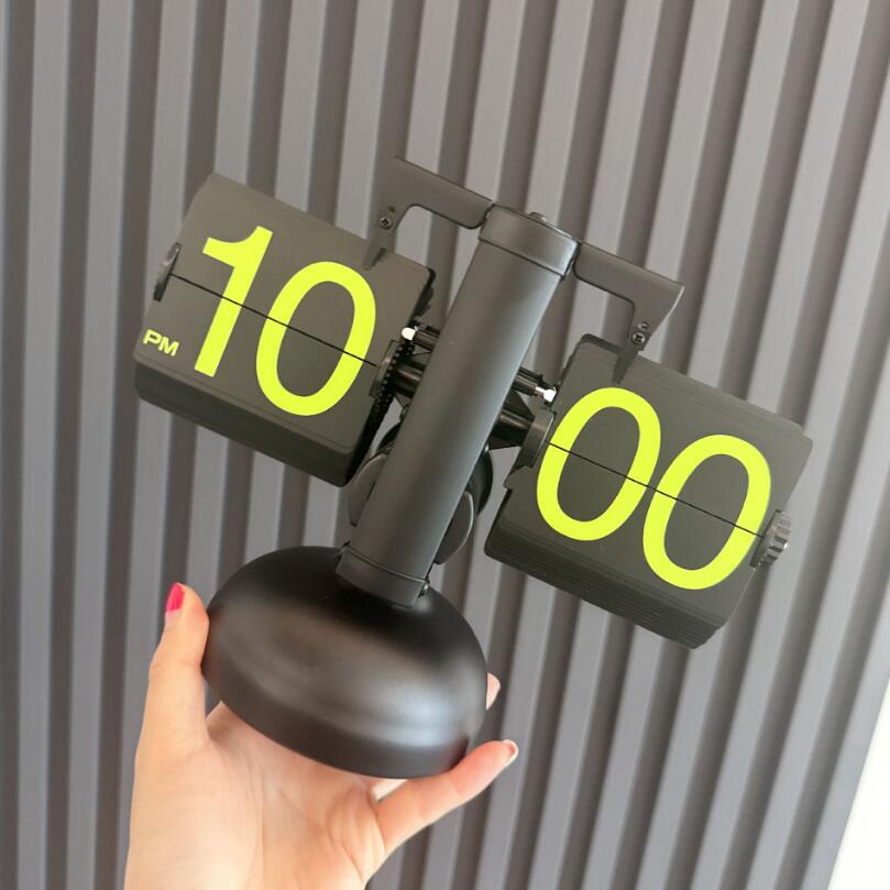 商品詳細 商品内容 フリップクロック 時計 商品特徴 Point 1 【無騒音】静かなムーブメントで気になる音もなく、睡眠と仕事のための静かな環境を常に確保します。気になるカチカチ音もありません。 Point 2 【実用性高く】北欧風静音タイプの非電波掛け時計が部屋、キッチン、リビング、玄関、ベッドルーム、居間、書斎、図書館、オフィスなど、様々な場所にふさわしい、シーンを選ばず馴染みます。引越し祝い、新築祝い、休日の贈り物（誕生日、結婚式の贈り物など）また家のインテリア、部屋飾りなどもおすすめします。 仕様 付属品：無し 素材:材質 金属、など 生産国：中国 サイズ サイズ（cm）： 写真のとおり ●形、色、質感が、商品ページ上と実物で異なって見える場合がございます。予めご了承くださいませ。 商品について： ※製造中（縫製、染色など）により商品において色味や柄、サイズに若干の誤差や、生地を織る際に糸の継ぎ目や多少のほつれ等が生じる場合がございますが、品質上の問題ではございませんのでご了承の上お買い求めくださいませ。 ※手作り商品でございますから、画像と若干異なる場合も御座います。 ※モデルに使用している小物、アクセサリ等はセット内容に含まれません。 ※発送上の状態によって商品がシワになる場合がございます。予めご了承くださいませ。 発送について： ※即納商品以外で、メーカーから取り寄せを致しますので、7日間前後お時間を頂いております。 ※在庫確認、配送状況、休日を間にする事により、予定より遅くなる可能性がございます。 ※当店ではラッピングのサービスを行っておりません、ご了承くださいませ。 メールについて： ※メール返信とご注文対応は、平日10：00〜18：00頃に対応しております。 ※携帯メールでの登録は迷惑メールによりメールが届かない場合がございます。 返品について： ※返品ご希望の際は商品到着から7日以内に必ず当店までご連絡をお願いいたします。 ※ご連絡がない場合の返品はご遠慮ください。 ※ご連絡を頂けましたらスムーズに対応できますので、ご協力いただけますようお願い申し上げます。送料について※★複数在庫、追加可、何点でも同梱配送は可能です。北海道・沖縄・離島への配送は商品によって異なる別途送料がかかります。