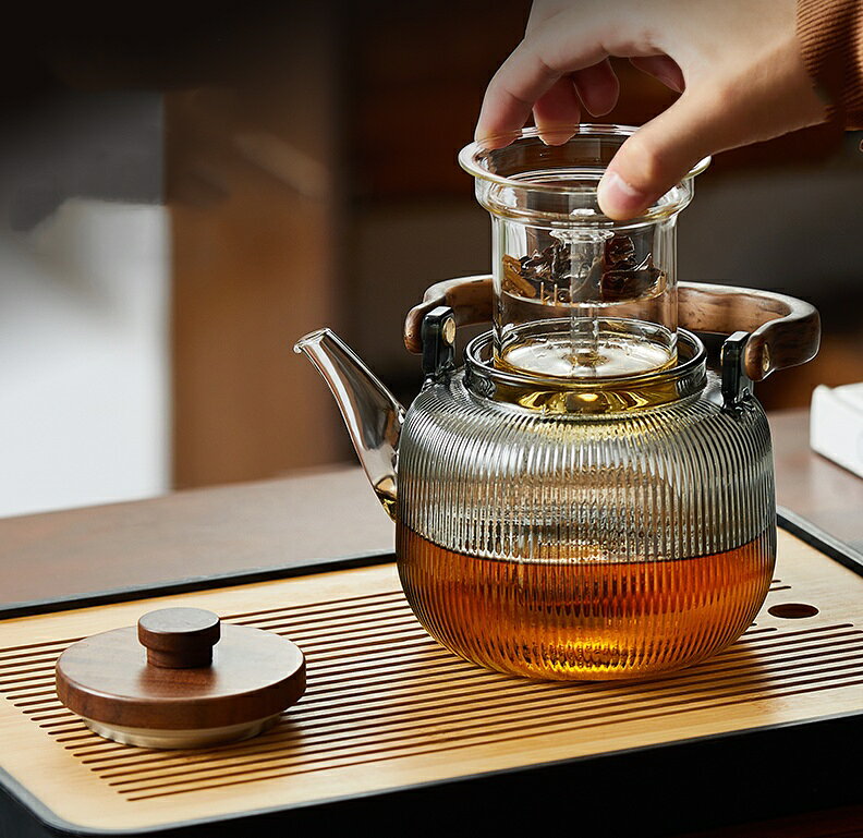 商品詳細 商品内容 茶器 商品特徴 茶器 仕様 付属品：無し 素材:ガラス製 生産国：中国 サイズ サイズ（cm）： 写真の通り ●形、色、質感が、商品ページ上と実物で異なって見える場合がございます。予めご了承くださいませ。 商品について： ※製造中（縫製、染色など）により商品において色味や柄、サイズに若干の誤差や、生地を織る際に糸の継ぎ目や多少のほつれ等が生じる場合がございますが、品質上の問題ではございませんのでご了承の上お買い求めくださいませ。 ※手作り商品でございますから、画像と若干異なる場合も御座います。 ※モデルに使用している小物、アクセサリ等はセット内容に含まれません。 ※発送上の状態によって商品がシワになる場合がございます。予めご了承くださいませ。 発送について： ※即納商品以外で、メーカーから取り寄せを致しますので、7日間前後お時間を頂いております。 ※在庫確認、配送状況、休日を間にする事により、予定より遅くなる可能性がございます。 ※当店ではラッピングのサービスを行っておりません、ご了承くださいませ。 メールについて： ※メール返信とご注文対応は、平日10：00〜18：00頃に対応しております。 ※携帯メールでの登録は迷惑メールによりメールが届かない場合がございます。 返品について： ※返品ご希望の際は商品到着から7日以内に必ず当店までご連絡をお願いいたします。 ※ご連絡がない場合の返品はご遠慮ください。 ※ご連絡を頂けましたらスムーズに対応できますので、ご協力いただけますようお願い申し上げます。送料について※★複数在庫、追加可、何点でも同梱配送は可能です。北海道・沖縄・離島への配送は商品によって異なる別途送料がかかります。