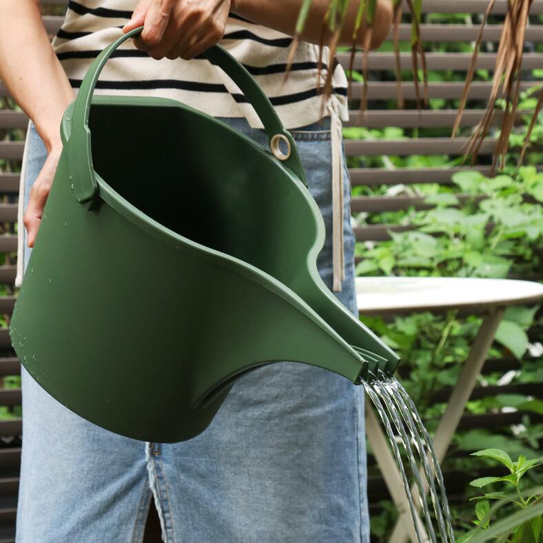 商品詳細 商品内容 園芸じょうろ 商品特徴 園芸じょうろ 仕様 付属品：無し 素材:PP 生産国：中国 サイズ サイズ（cm）： 写真の通り ●形、色、質感が、商品ページ上と実物で異なって見える場合がございます。予めご了承くださいませ。 商品について： ※製造中（縫製、染色など）により商品において色味や柄、サイズに若干の誤差や、生地を織る際に糸の継ぎ目や多少のほつれ等が生じる場合がございますが、品質上の問題ではございませんのでご了承の上お買い求めくださいませ。 ※手作り商品でございますから、画像と若干異なる場合も御座います。 ※モデルに使用している小物、アクセサリ等はセット内容に含まれません。 ※発送上の状態によって商品がシワになる場合がございます。予めご了承くださいませ。 発送について： ※即納商品以外で、メーカーから取り寄せを致しますので、7日間前後お時間を頂いております。 ※在庫確認、配送状況、休日を間にする事により、予定より遅くなる可能性がございます。 ※当店ではラッピングのサービスを行っておりません、ご了承くださいませ。 メールについて： ※メール返信とご注文対応は、平日10：00〜18：00頃に対応しております。 ※携帯メールでの登録は迷惑メールによりメールが届かない場合がございます。 返品について： ※返品ご希望の際は商品到着から7日以内に必ず当店までご連絡をお願いいたします。 ※ご連絡がない場合の返品はご遠慮ください。 ※ご連絡を頂けましたらスムーズに対応できますので、ご協力いただけますようお願い申し上げます。送料について※★複数在庫、追加可、何点でも同梱配送は可能です。北海道・沖縄・離島への配送は商品によって異なる別途送料がかかります。