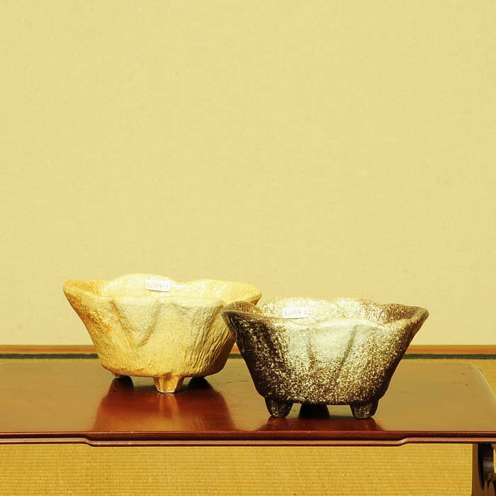 商品情報 瀬戸焼　変形鉢 お好きな色をお選び下さい。 ＊数量物の為、若干の色の違い(色むら)があります。 サイズ 鉢径：15cm　奥行：12cm　高さ：7.8cm 納期 配達ご希望日時のご指定ができます。 お急ぎの場合は午前中までにご注文の場合、即日発送も可能です。 配送 業者】 ヤマト運輸 【配送サービス名】宅急便 詳しくはこちら　