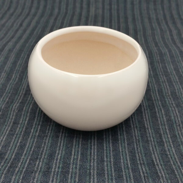 商品情報 陶器製　丸鉢 ＊数量物の為、若干の色の違い(色むら)があります。 ※使用には差し支えのない程度のシャモットの飛び（気泡のような後）ピンホール、釉薬ハゲや釉薬ニュウのある場合がございます。 予めご了承下さい。 サイズ 鉢径：10.5...
