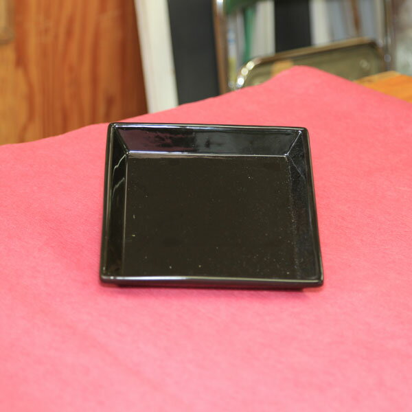 ソーサースクエア7号 商品情報 中国製鉢　受け皿 ＊数量物の為、若干の色の違い(色むら)があります。 サイズ 鉢径：約14.5cm(内径12)　高さ：約2.5cm 納期 配達ご希望日時のご指定ができます。 お急ぎの場合は午前中までにご注文の...