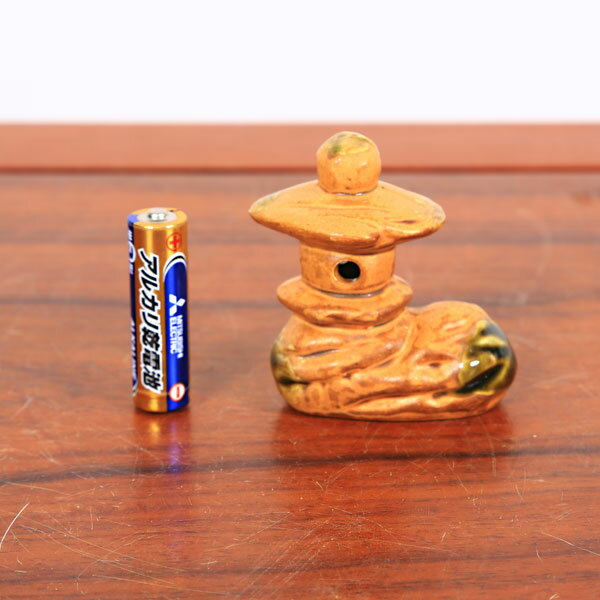 商品説明 陶磁器製添景。 盆景盆栽(寄せ植え)などの飾りにどうぞ。 【注意】商品写真の色合いは、コンピュータディスプレイの性質上、実際の色と若干異なって見える場合があります。 手造りの為、若干釉薬の色目が異なる場合がございますが、ご了承くだ...