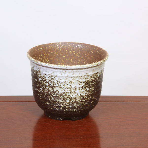 商品説明 国産萬古焼　 愛知県四日市市の窯で焼かれた陶器です。 *数量物の為、若干色の違い(色むら)があります サイズ 鉢径：約19.0cm　高さ：約15.0cm 納期配達ご希望日時のご指定ができます。 お急ぎの場合は午前中までにご注文の場合、即日発送も可能です。 配送【配送業者】 ヤマト運輸【配送サービス名】宅急便