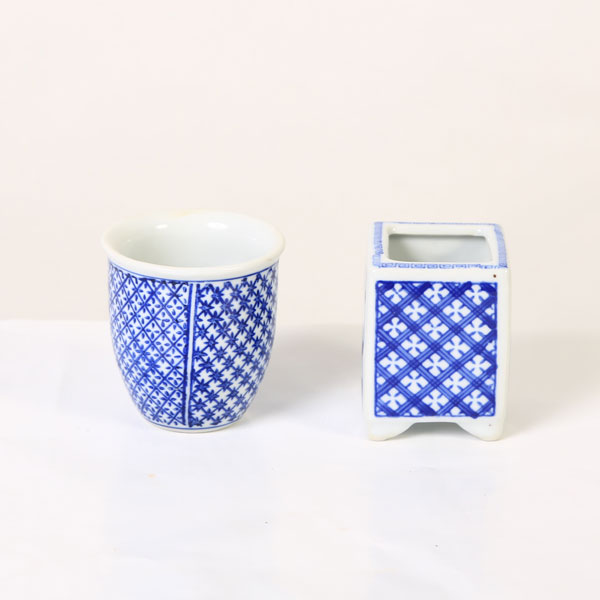 商品説明鉢：絵柄鉢（青絵）　2個セット ＊こちらはセット商品となります。＊数量物の為、若干の色の違いや色むらがあります。＊長期保管していた為、多少汚れのある場合があります。サイズ正方ケンガイ　鉢径：5.9cm 　高さ：7.8cm　　　丸鉢　鉢径：7.8cm 　高さ：7.9cm納期配達ご希望日時のご指定ができます。お急ぎの場合は午前中までにご注文の場合、即日発送も可能です。配送【配送業者】 ヤマト運輸【配送サービス名】宅急便