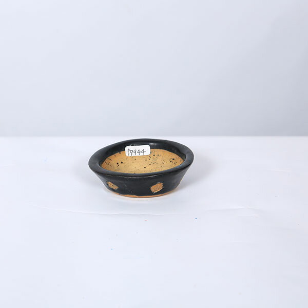 商品説明 獅子丸　丸ソリ鉢 国産鉢 サイズ 鉢径：約8.2cm　高さ：約2.4cm 納期配達ご希望日時のご指定ができます。 お急ぎの場合は午前中までにご注文の場合、即日発送も可能です。 配送【配送業者】 ヤマト運輸【配送サービス名】宅急便