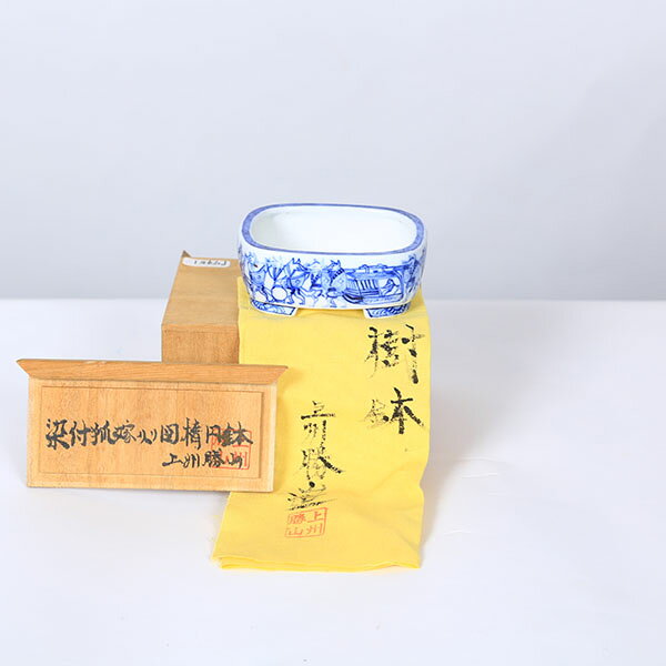商品説明 上州勝山　切足長方鉢 本名：萩原勝美 1937年　群馬県出身。 絵が好きだったため、絵鉢を自作。 独学で染付、赤絵を習得し1975年から自宅工房で本格的な絵付けを行う。 南画調の山水画・古典模様を組み合わせた上品な図柄が魅力。 国産鉢 『共布・木箱付』 サイズ 鉢径：約7.6cm　高さ：約2.8cm　奥行：約6.8cm 納期配達ご希望日時のご指定ができます。 お急ぎの場合は午前中までにご注文の場合、即日発送も可能です。 配送【配送業者】 ヤマト運輸【配送サービス名】宅急便