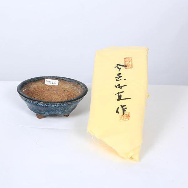 商品説明 今岡町直　猫足丸鉢 1925年　東京出身。 1964年に小品鉢制作を始める。 多彩な釉を駆使し、釉薬や造形において常に新たな局面を開いてきた。 辰砂流し・青磁・白磁の大貫入釉に特色があり、梅花皮（かいらぎ）釉などに多数の代表的な優品がある。 国産鉢 『共布付』 サイズ 鉢径：約10.0cm　高さ：約4.0cm 納期配達ご希望日時のご指定ができます。 お急ぎの場合は午前中までにご注文の場合、即日発送も可能です。 配送【配送業者】 ヤマト運輸【配送サービス名】宅急便