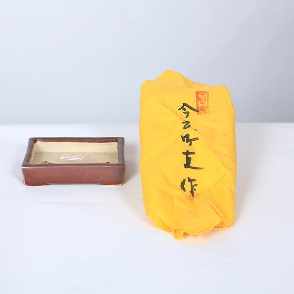 商品説明 今岡町直　切足長方鉢 1925年　東京出身。 1964年に小品鉢制作を始める。 多彩な釉を駆使し、釉薬や造形において常に新たな局面を開いてきた。 辰砂流し・青磁・白磁の大貫入釉に特色があり、梅花皮（かいらぎ）釉などに多数の代表的な優品がある。 国産鉢 『共布付』 サイズ 鉢径：約9.1cm　高さ：約2.2cm　奥行：約7.0cm 納期配達ご希望日時のご指定ができます。 お急ぎの場合は午前中までにご注文の場合、即日発送も可能です。 配送【配送業者】 ヤマト運輸【配送サービス名】宅急便