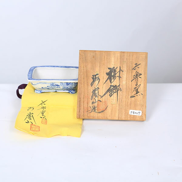商品説明 谷嵐山　外縁足付長方鉢 1940年　埼玉県出身。 本名　谷弘行 陶号　六楽嵐山 本業は寿司職人だったが、趣味の盆栽が高じて作陶。 昭和54年（1979年）に仲間6人と共同窯【六楽窯】を築く。 谷氏の作品は籠目文様などの緻密な浮彫を使用した秀品が多く、寿司店を廃業以降は郷里（花園町）で活発な作陶活動を行っておられます。 国産鉢 『共布・木箱付』 サイズ 鉢径：約9.8cm　高さ：約2.8cm　奥行：約7.7cm 納期配達ご希望日時のご指定ができます。 お急ぎの場合は午前中までにご注文の場合、即日発送も可能です。 配送【配送業者】 ヤマト運輸【配送サービス名】宅急便