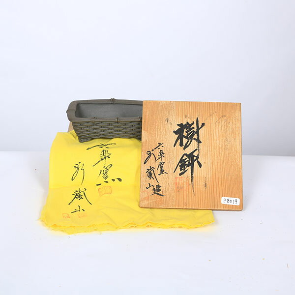 商品説明 谷嵐山　外縁籠彫雲足長方鉢 1940年　埼玉県出身。 本名　谷弘行 陶号　六楽嵐山 本業は寿司職人だったが、趣味の盆栽が高じて作陶。 昭和54年（1979年）に仲間6人と共同窯【六楽窯】を築く。 谷氏の作品は籠目文様などの緻密な浮彫を使用した秀品が多く、寿司店を廃業以降は郷里（花園町）で活発な作陶活動を行っておられます。 国産鉢 『共布・木箱付』 サイズ 鉢径：約11.4cm　高さ：約3.4cm　奥行：約8.6cm 納期配達ご希望日時のご指定ができます。 お急ぎの場合は午前中までにご注文の場合、即日発送も可能です。 配送【配送業者】 ヤマト運輸【配送サービス名】宅急便