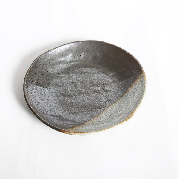 商品説明 陶器製受け皿 【美濃焼】 美濃焼（みのやき）は、岐阜県（南部は旧美濃国）の東濃地方のうち主に土岐市、多治見市、瑞浪市、可児市にまたがる地域で製作される陶磁器の総称。 平安時代に作られた須恵器から発展。 江戸時代になると、窯体構造は大窯から連房式登窯となり、志野焼に加えて織部焼の優品が生み出された。 美しい淡黄色の肌が特徴。 【受皿】 盆栽・苔玉の受け皿等に最適です。 ※こちらは数量物となっております。 ※ディスプレイ、照明により実際の色味と違う場合がございます。 ご了承下さい。 サイズ 鉢径：約13.0cm 　高さ：約2.0cm 納期配達ご希望日時のご指定ができます。 お急ぎの場合は午前中までにご注文の場合、即日発送も可能です。 配送【配送業者】 ヤマト運輸【配送サービス名】宅急便