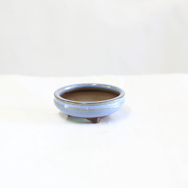 商品説明 山秋(やまあき)　袋丸鉢 本名：片岡貞光 陶名：(株)山秋製陶所 泥物の大鉢が多く、成型は型押しに手仕上げ。 中国から取り寄せた紫砂と常滑の土を配合した「常滑烏泥」と称する土目が秀逸。　　 サイズ 鉢径：約7.5cm 　高さ：約2.7cm 納期配達ご希望日時のご指定ができます。 お急ぎの場合は午前中までにご注文の場合、即日発送も可能です。 配送【配送業者】 ヤマト運輸【配送サービス名】宅急便