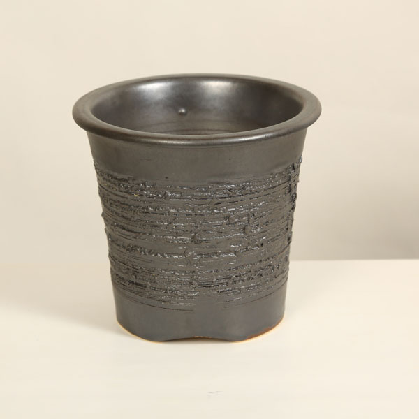 商品説明信楽焼イブシ松皮鉢（かみ山陶器）信楽焼（しがらきやき）は、滋賀県甲賀市信楽を中心に作られる陶器で、 日本六古窯のひとつに数えられています。 ＊数量物・手作りの為、多少色味・模様の違いがございます。サイズ鉢径：約16cm　高さ：約14.5cm納期配達ご希望日時のご指定ができます。お急ぎの場合は午前中までにご注文の場合、即日発送も可能です。配送【配送業者】 ヤマト運輸【配送サービス名】宅急便