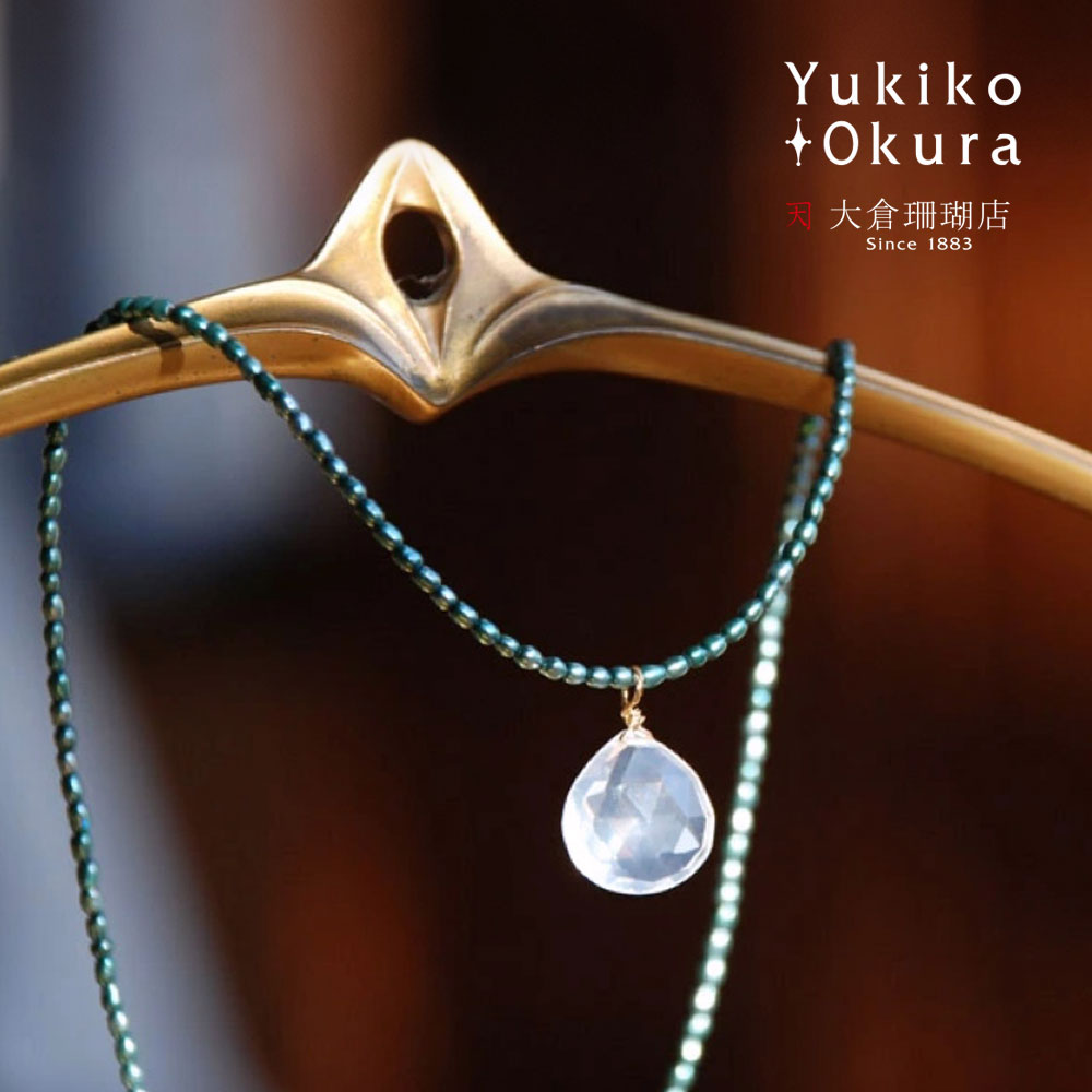 少し大きめの乳白色のミルキークォーツをハートカットのチャームに仕上げました。 優しいふんわりとした色味で、柔らかい印象。 クリアな水晶とは違い、優しい輝きを放ちます。 サイズ：約14〜15mm（バチカン含まず） 素材：クォーツ・K18 日本製 ※ネックレスは付属しません。 ※天然素材の為、クラックやインクルージョンが入る場合がございます。　