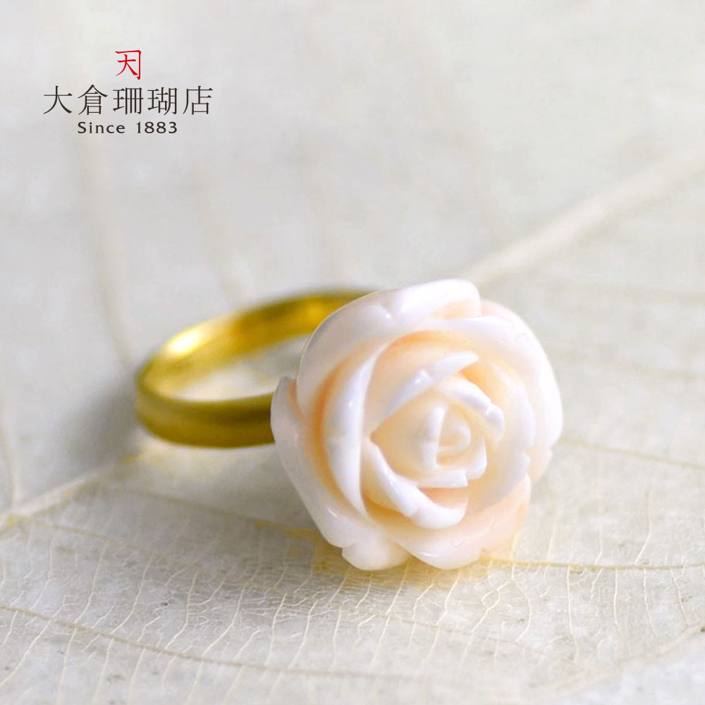 【全品ポイント10倍】ホワイトピンク珊瑚 リング 指輪 ミス サンゴ さんご 18金 K18 薔薇 バラ 彫り 大輪 天然石 ユキコ オオクラ ブランド レディース ジュエリー 送料無料 本珊瑚 3月誕生石のサムネイル