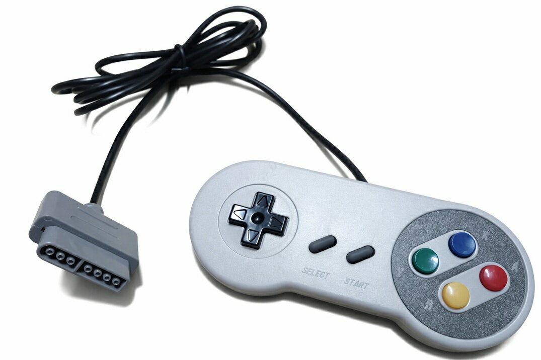 スーパーファミコン（SFC）に使用できる、非純正のコントローラーです。 新品未使用のお品物になります。 遅延のない安定した接続を行える有線タイプになります。 パッケージはなく、袋に入れての発送になりますので、その点はご理解ください。 本体の重量：105g コード長：165cm前後 素材：ABS ※モニターの発色具合によっては、色が異なって見える場合があります。