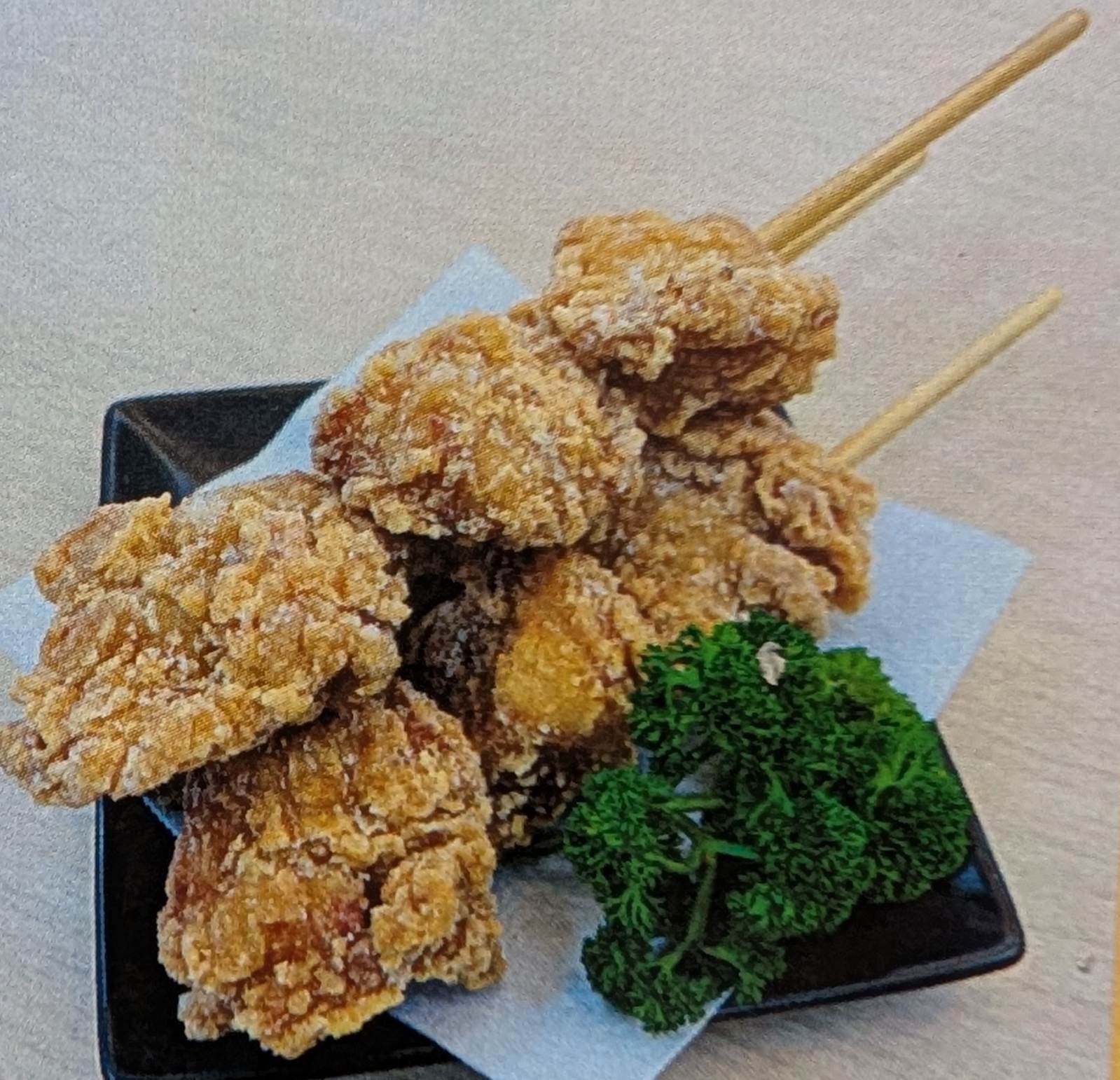電子レンジ対応　鶏もも唐揚げ　3ケ串　320g（約64g×5本）×28P（P500円税別）冷凍　業務用　ヤヨイ