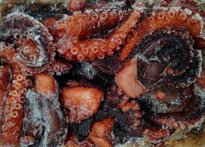 年末には地元の個人のお客様も美味しい言われて良く購入されます。 解凍後そのままお召し上がり頂けます。 岩蛸と小豆でやわらかく煮付けてあります。 1個（2本足）94.25円（税別）になります 価格：3,770円／40個（税別） 合計金額：45...