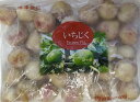 単価： 970円/1kg(P)（税別） 受注最小ロット： 9700円/1Kg×10P（税別） 生(原)産地： 中国 賞味期限： 約半年（冷凍） ※写真の賞味期限は気にしないで下さい。随時新しい商品が入荷しています 解凍方法： 自然解凍 納期/発送体制： 受注日より3日以内 参考メニュー： さまざまな料理 原材料、食品添加物： イチヂク 皮むきいちぢくの冷凍です。 たまに売り切れますので、売切れてたらごめんなさい。 Sは1Kgに約45粒入りになります。 Mは1Kgに約40粒入りになります。 Lは1Kgに約32粒入りになります。 コンポートや煮たり、揚げたりしてお使い下さい。 原価合わせにお勧めです。