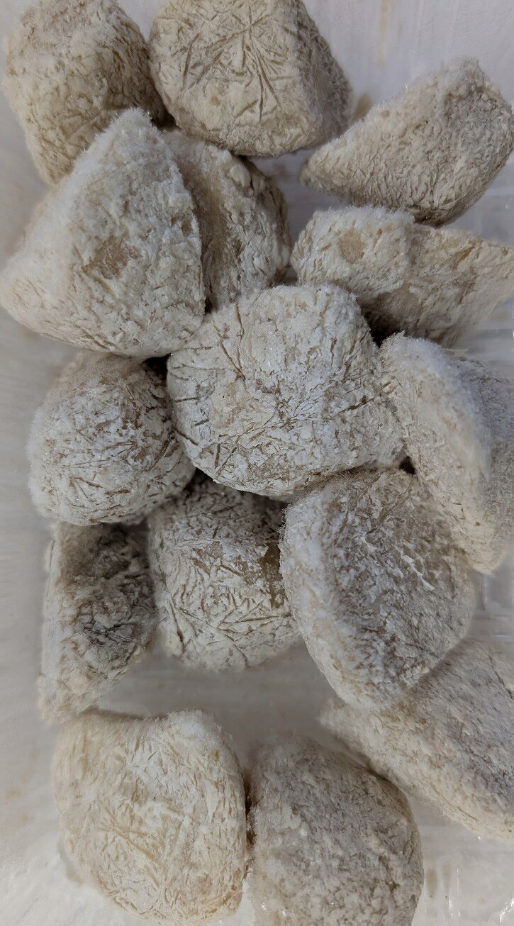 さといもの唐揚げ（コンソメ風味）500g 里芋ならではのホクッとした食感に、食欲をそそるコンソメ風味をプラス。 凍ったまま油で揚げるだけで手軽に調理でき、居酒屋のおつまみ、和食・洋食の一品料理、バイキング、お弁当、惣菜など幅広くご利用いただけます。 内容量：500g×24P 原産国：中国 保存方法：－18℃以下で冷凍保存 加熱調理：必要 【調理方法】 凍ったまま約170℃の油で4分～4分30秒を目安に、油温を調整しながら揚げてください。 ※加熱してお召し上がりください。 ※商品に霜や氷が付着している場合は、油が跳ねることがありますのでご注意ください。 ※一度解凍した商品の再凍結は、品質が変わる場合がありますのでお避けください。 ※写真の賞味期限は気にしないで下さい。随時新しい商品が入荷しています。 価格：650円／500g（税別） 合計金額：15,600円／500g×24P（税別）
