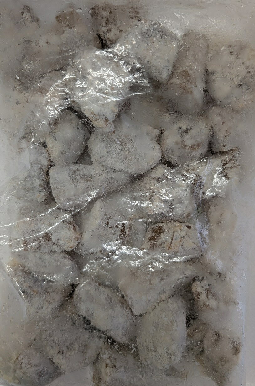 北海道産 マフグの唐揚げ 600g 北海道産のマフグを使用した、下味付きの冷凍唐揚げです。 マフグを食べやすい大きさにカットし、馬鈴しょでん粉・しょうゆなどで味付け。 解凍や面倒な下ごしらえの手間を抑え、加熱するだけでマフグの唐揚げをお楽しみいただけます。 夕食の一品はもちろん、居酒屋メニュー、おつまみ、宴会料理など業務用にもおすすめです。 内容量：600g 原材料：マフグ（北海道産）、馬鈴しょでん粉、しょうゆ（一部に小麦・大豆を含む） 保存方法：－18℃以下で保存 凍結前加熱：加熱してありません 加熱調理：必要 必ず十分に加熱してお召し上がりください。 ※写真の賞味期限は撮影時のものです。随時新しい商品が入荷しておりますので、十分に余裕のある商品を発送いたします。 単価： 1,690円/600g(P)（税別） 受注最小ロット： 20,280円/600g×16P（税別） 賞味期限： 約半年（冷凍） 納期/発送体制： 受注日より3日以内/冷凍便 参考メニュー： 揚げ物