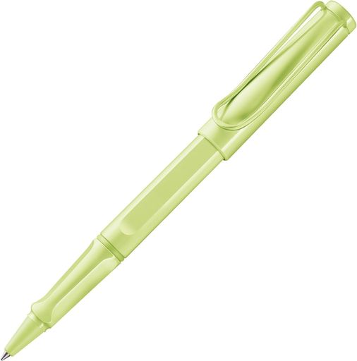 時代を超えても色褪せないデザイン:LAMY(ラミー)のsafariシリーズは、単なる筆記具ではなく、熱狂的な支持を受ける世界的なデザインアイコンです。数えきれないほどの豊富なカラーバリエーションと次々と発表される新作のスペシャルエディションは世界のコレクターの心をときめかせます。 丈夫で美しく、個性的:LAMY(ラミー)のローラーボールペンは、丈夫で美しく、そして個性的なデザインを兼ね備えています。特徴的なセルフスプリング式のメタルクリップ、耐久性に優れたASAプラスチック製ボディ、そして数えきれない豊富なカラーバリエーションで、日常使いに最適なペンとなっています。 人間工学に基づいた仕様と機能性:人間工学に基づいて設計されたグリップ面やなめらかに転がるローラーボールなどの機能的な細部の仕様により、毎日、長時間でも疲れずに書くことができます。ローラーボールペンのボディは平らな形状により、不意に転がり落ちることもなく、左利きの方にも適しています。