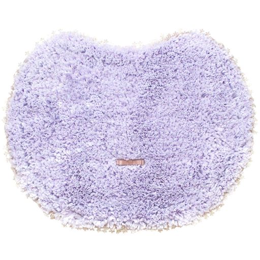 サイズ:約42cmx55cm マットの高さ:約22mm 素材:パイル糸ポリエステル75%・アクリル15%・複合繊維(ポリプロピレン・ポリエチレン)10%、レースポリエステル100% 裏面すべり止め加工 生産国:中国 ふわふわの糸の中にラメの糸が見え隠れし、光が当たるとキラッと輝きます。上品で落ち着いた輝きです。 マットには上品なサテンのリボンがひとつ。縁には花モチーフのレースをあしらいました。 落ち着いたスモーキーパステルカラーを基調とし、ふんわり優しいピンクと、上品で綺麗なパープル、きれいめカジュアルなベージュの3色展開。