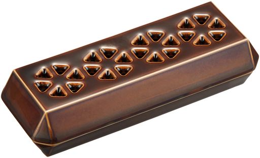 有田焼でできた、おしゃれな線香立てです。横置きタイプのねかせる線香皿で、仏壇用香炉としての使用はもちろん、リビングや玄関などのインテリアにもぴったりのせんこうたてです。北欧インテリアとも相性がよく、場所を選ばず使用できるお香立てです。 瞑想、禅(ZEN)、マインドフルネスのおともにも。インセンスホルダーとして、リラックスする香りのお香、お線香を焚いてご使用いただけます。 個箱入りのため、線香入れやお香とセットでのプレゼント、贈り物にもおすすめです。線香を香皿に寝かせて使用するため、最後まで線香を使いきれます。また、お線香が倒れたり、燃えた灰が飛び散る心配がありません。お盆の暑い時期にも、エアコンの風を気にせずご使用いただけます。屋外で、お墓用線香立てとしての使用も可能。スティックタイプの蚊取り線香などにもご使用いただけます。 香炉灰を使用しないため、日々のお手入れが簡単です。汚れが気になるときは水洗いでかんたんにお手入れできます。焼香を行いたいときには、ご焼香セットとの併用も可能です。 仏壇・仏具業界でトップシェアを誇るメーカーが日本製、MadeinJapan品質の仏具をお届けします。