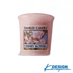 直径45×H50mm約15時間。高品質なアロマオイルをふんだんに使用したキャンドルからは火を灯さなくても香りが漂い、ルームフレグランスとしてお楽しみいただけます。火を灯す時は、コップ型のホルダーに入れると無駄なく燃焼します。