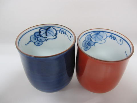 【木箱】夫婦湯呑み(有田焼)青&赤 ペアセット 内花ぶどう