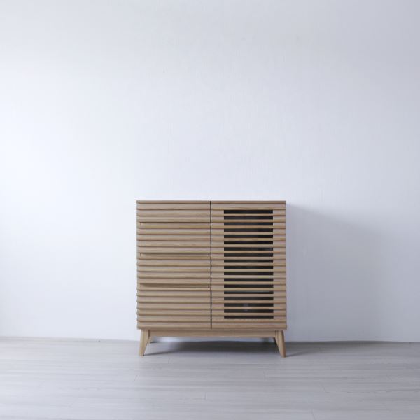 サイドボード 約幅80×奥行42.5×高さ84cm ナチュラル ルーバー 脚付き リビングボード ダイニング インテリア家具 ナチュラルな雰囲気のサイドチェスト 広々とした収納スペースとスタイリッシュなデザインが魅力 幅広い用途に対応し、ダイニングやリビングのインテリアに