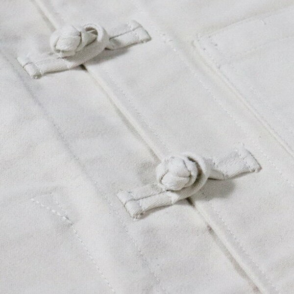 モールスキン チャイナジャケット 1 Mサイズ ナチュラル 綿100％ 保温性 ミリタリージャケット ミリタリーウェア 軍モノ 自然の風を纏うMサイズのモールスキンチャイナジャケット 快適さと洗練されたスタイルが融合し、ナチュラルな魅力を放つ 素材とデザインが魅力を引き