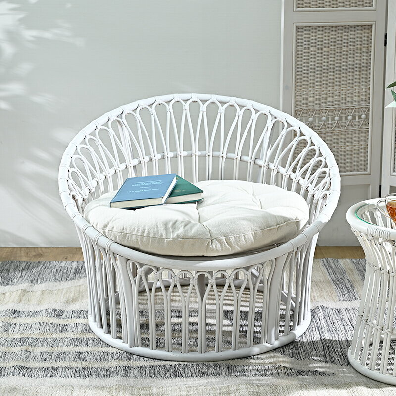 一人用の椅子 リラックスチェア fiore ラタンパーソナルチェア 北欧　モダン インテリア サンフラワーラタン 包み込まれるようなラウンドタイプ おしゃれ ホワイト 軽い持ち運びに便利 お気に入り クッション付 座面の幅 奥行き 大きめ 座面高40