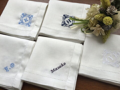 コットンリネンのハンカチーフサムシングブルー イニシャル 名入れ 刺繍 ギフト フォーマル ブライダルハンカチ 母の日 白 レディース メンズ 花嫁ハンカチ 卒業記念品 席札 婦人 紳士 コットン リネン 冠婚葬祭 席札ハンカチ 両家顔合わせ記念品