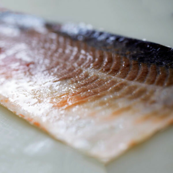 讃岐スモークサーモン 鮭 燻製 皮 2枚 冷凍 お取り寄せ グルメ 燻鮭 鍋 コラーゲン 石狩鍋 香川県