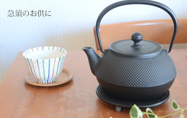 棚フック.雑貨 ゆららかマーケットの『 南部鉄器 岩鋳 釜敷 丸アラレ（大）』おしゃれ 日本製 急須置き 鉄瓶敷き 鍋敷き 黒 レトロ 和風 デザイン 茶道具 鍋台 鍋座 釜台 敷台 敷物トリベット｜アングル2