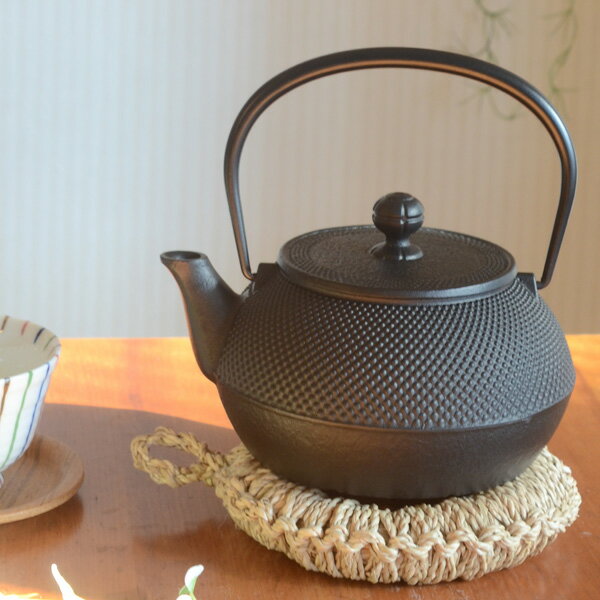 南部鉄器 鉄瓶 岩鋳 直火ok ih対応 ホーロー加工なし 『 岩鋳製 南部鉄器 鉄瓶 7型アラレ (900ml) 』のサムネイル