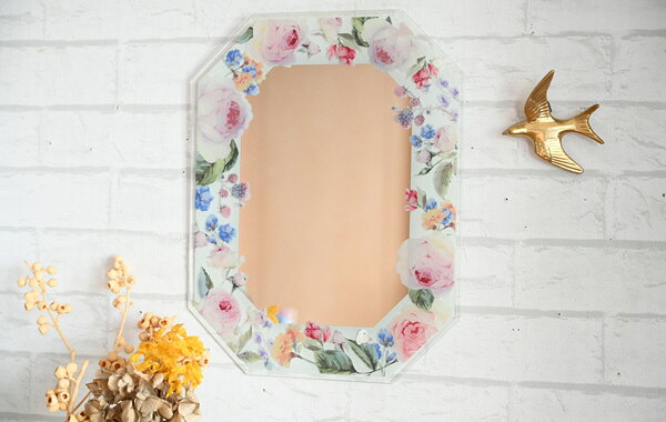 八角形型のおしゃれな壁掛け専用ミラー『フローラル八角形ミラーL ピンクローズ』 鏡 かがみ おしゃれ かわいい エレガント 花柄 花 バラ 玄関 ウォールミラー 八角ミラー 縦型 縦長 ガラス 賃貸 石膏ボード 化粧 メイク用 インテリア 日本製 風水 開運 母の日 プレゼント [2]
