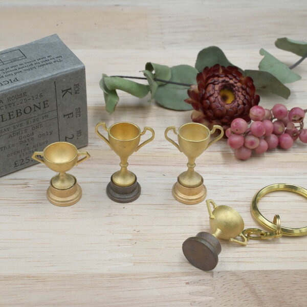 乐天商城 - 『 真鍮製トロフィー型キーホルダー』キーリング おしゃれ リアル かっこいい 小さい 小型 金色 ゴールド ユニーク 個性的 プレゼント 景品 記念品 おすすめ 置物 飾り オブジェ 雑貨 インテリア雑貨 日本製 モチーフ