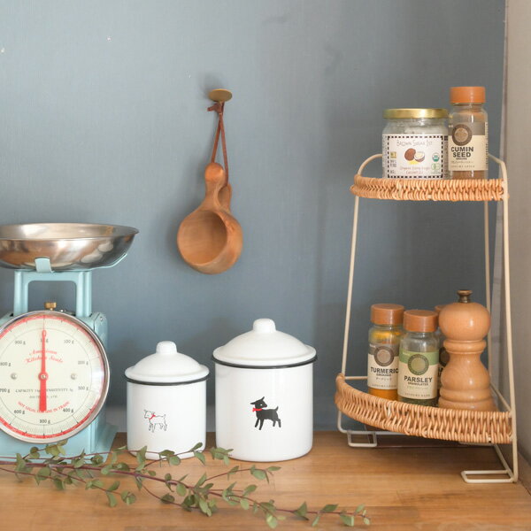 乐天商城 - 『 ユティル コーナーラック 』スパイスラック 2段 コーナー 角地 飾り台 ディスプレイラック ディスプレイ コーナースタンド 収納 収納ラック おしゃれ かわいい ナチュラル 白 ホワイト 天然素材風 北欧風 コスメラック キッチン 卓上 小物収納 utile ユティルナイール