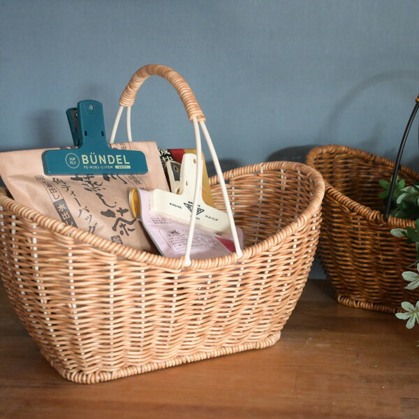 樂天商城 - 『 ユティル アイアンハンドル バスケット 』 洗える かご カゴ 小物入れ おしゃれ 大きい がごバッグ かごバック かわいい 収納 小物 耐水 北欧 ナチュラル 持ち手 ピクニック アウトドア キッチン ランドリー レジャーバッグ 買い物かご インテリア utile