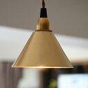 注意！！こちらはランプシェードのみです。ペンダントライトとしてお使いになる場合は灯具を合わせてご購入ください。 サイズ：約120φ　70H（mm） 灯具接続口径：約30mm 重量：100g 素材：真鍮 【2024.3】ミニランプシェード　ピエニブラスコニック 小ぶりでかわいいランプシェード。 直径はわずか12cm。 1灯よりも多灯吊りを楽しみたいシェードです。 ダイニングテーブルの上にいくつか吊るしたら カフェ空間のできあがり。 真鍮素材は経年の変化も楽しめます。 また木製のブラケットライトとの相性も抜群です。 ぜひページでご確認くださいませ。 □■━━━━━━━━━━━━━━━━━━━━━━━ こちらのメーカーのその他の商品は　→　こちら ━━━━━━━━━━━━━━━━━━━━━━━□■
