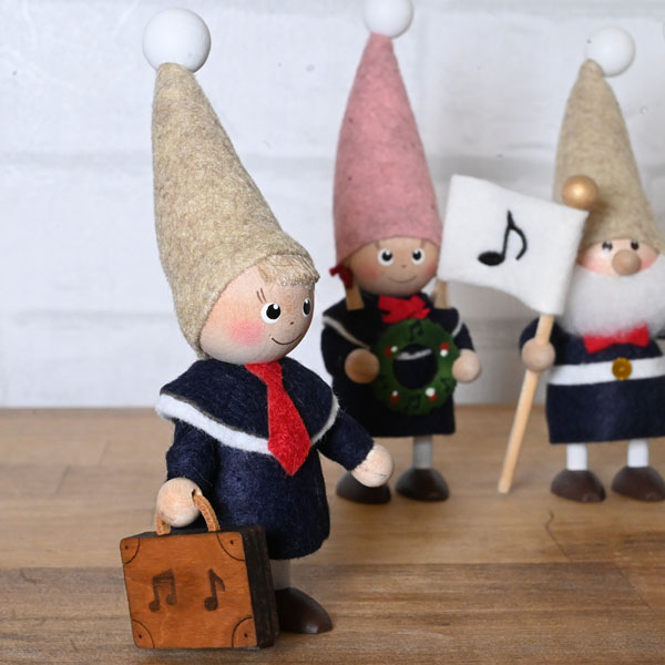 ノルディカニッセ 『バッグを持った男の子　ハーモニー』（ノルディカニッセ/NORDIKA nisse/北欧/クリスマス/飾り/人形/おしゃれ/木製）のサムネイル