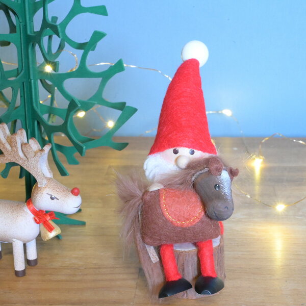 ノルディカニッセ 2025 新作『干支シリーズ馬を抱えたサンタ』ノルディカニッセ 2025年新作 午年 干支 サンタクロース 人形NORDIKA nisse サンタ 置物 北欧 クリスマス 飾り 人形 おしゃれ かわいい 木製 オブジェのサムネイル
