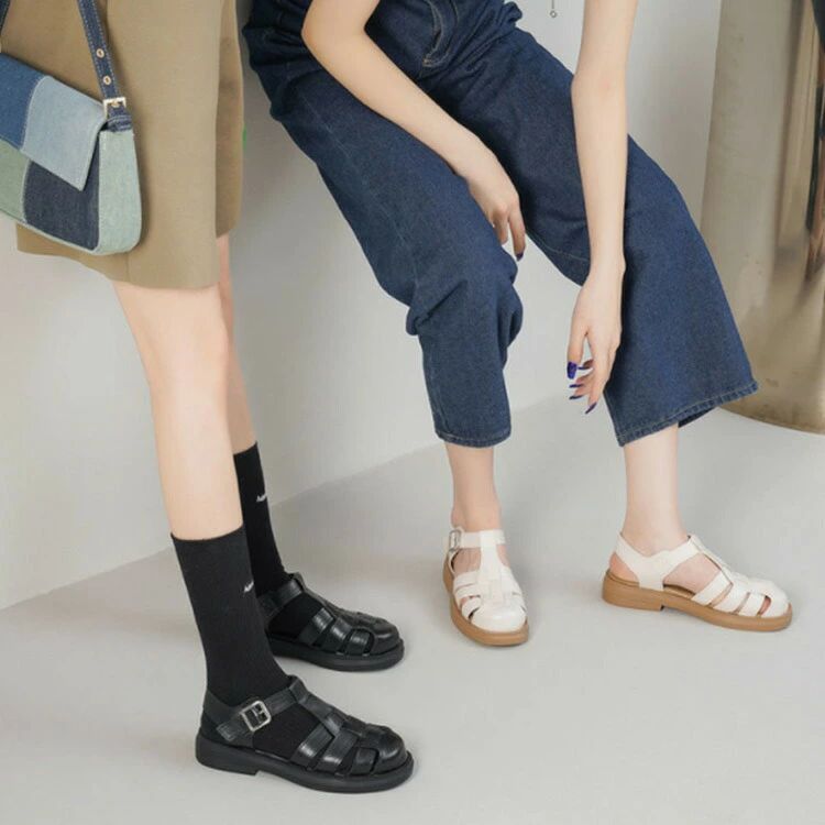 馴染みやすい柔らか生地を使用し、女性らしい足元を演出！少し高さを出したソールで、ボリューム感が旬な足元に。太めのストラップで足をホールドし安定感のある履き心地が特徴のサンダル。スニーカーやシャワーサンダルなどのカジュアルな装いよりも足元にクラシカルな上品さをプラスできる一足です。 サイズ22cm 22.5cm 23cm 23.5cm 24cm 24.5cm 25cmサイズについての説明サイズ：22cm 22.5cm 23cm 23.5cm 24cm 24.5cm 25cm素材表面：PU 裏面：ブタ革 底：ゴム色ベージュ ブラック備考 ●サイズ詳細等の測り方はスタッフ間で統一、徹底はしておりますが、実寸は商品によって若干の誤差(1cm〜3cm )がある場合がございますので、予めご了承ください。●製造ロットにより、細部形状の違いや、同色でも色味に多少の誤差が生じます。●パッケージは改良のため予告なく仕様を変更する場合があります。▼商品の色は、撮影時の光や、お客様のモニターの色具合などにより、実際の商品と異なる場合がございます。あらかじめ、ご了承ください。▼生地の特性上、やや匂いが強く感じられるものもございます。数日のご使用や陰干しなどで気になる匂いはほとんど感じられなくなります。▼同じ商品でも生産時期により形やサイズ、カラーに多少の誤差が生じる場合もございます。▼他店舗でも在庫を共有して販売をしている為、受注後欠品となる場合もございます。予め、ご了承お願い申し上げます。▼出荷前に全て検品を行っておりますが、万が一商品に不具合があった場合は、お問い合わせフォームまたはメールよりご連絡頂けます様お願い申し上げます。速やかに対応致しますのでご安心ください。