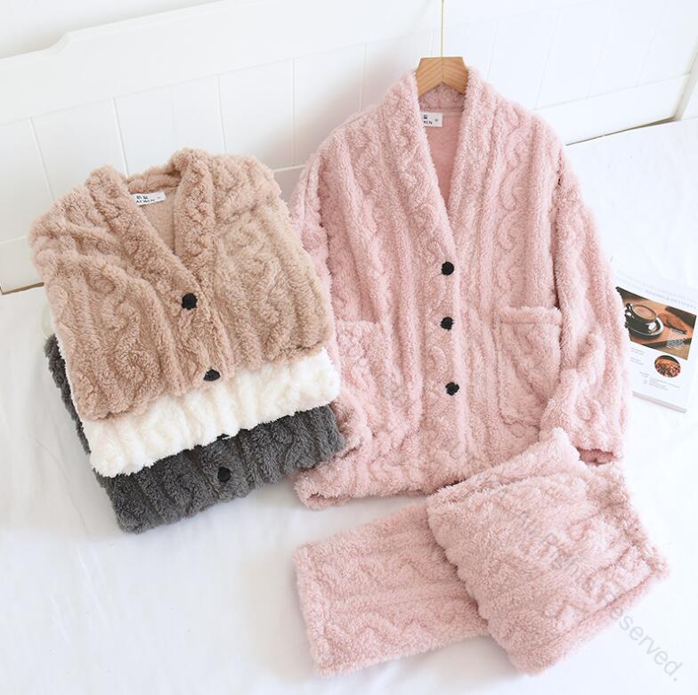 商品詳細カップルお揃いパジャマセット ルームウェア モコモコ部屋着商品内容パジャマ上下セット サイズレディース サイズ（cm）：M 肩幅55　バスト104　袖丈48　総丈95　適応体重47.5-57.5kgL 肩幅56　バスト110　袖丈49　総丈97　適応体重57.5-67.5kgXL 肩幅57　バスト116　袖丈50　総丈99　適応体重67.5-75kgメンズ サイズ（cm）：M 肩幅64　バスト124　袖丈50　総丈100　適応体重55-70kgL 肩幅65　バスト130　袖丈51　総丈102　適応体重70-80kgXL 肩幅66　バスト136　袖丈52　総丈104　適応体重80-95kg*素人採寸、若干誤差が生じる場合がございます。 素材ポリエステル カラーピンク　オフホワイト　キャメル　ダークグレー注意事項：※サイトに掲載されている商品は、お客様のモニター環境等により、実際の物と素材感、色が多少異なる場合がございます。予めご了承ください。※工場大量生産による生産過程におきまして、若干の個体差(2cmから3cm)が生じる場合がございます。※当商品は取り寄せ品の為、日本製より裁縫や仕立てに甘さ（ほつれあること）がございます、あらかじめご了承くださいませ。※在庫管理条件や運送状況によりシワが出ることもございます、ご了承ください。※ポケットありの衣装も縫い付られてある場合がございます。工場大量生産の物はミシン1本かけてある事もあります。ポケットの裏地確認頂きましたら、縫い目を従ってポケット開けてからご利用ください。※当店では安く出品の為、簡易包装袋でお届けします。靴の場合、取寄中に箱は崩れた場合も多い、箱なしでお届けします。ご了承ください※他に不明点がございましたら、気軽くお問い合わせください。 指定された配送時間は承っておりません。【YUTAKAプラス】